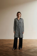 Full body view of the model wearing Patrizia Pepe Jurk maat IT 44 (NL 38) Zebraprint (zwart en wit)