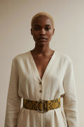 Close-up of the model wearing ba&sh Leren Riem Slangenprint Maat 75 – Gele Pythonlook Taille- en Heupriem