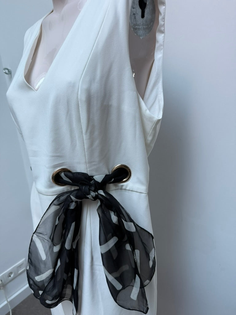 LINEA RAFFAELLI - Jurk - wit, diepe V-hals, metalen ringdetails - L