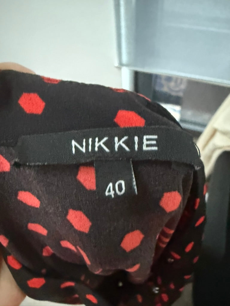 NIKKIE - Jurk - zwart met rode stippen, opstaande kraag, lange mouwen - L