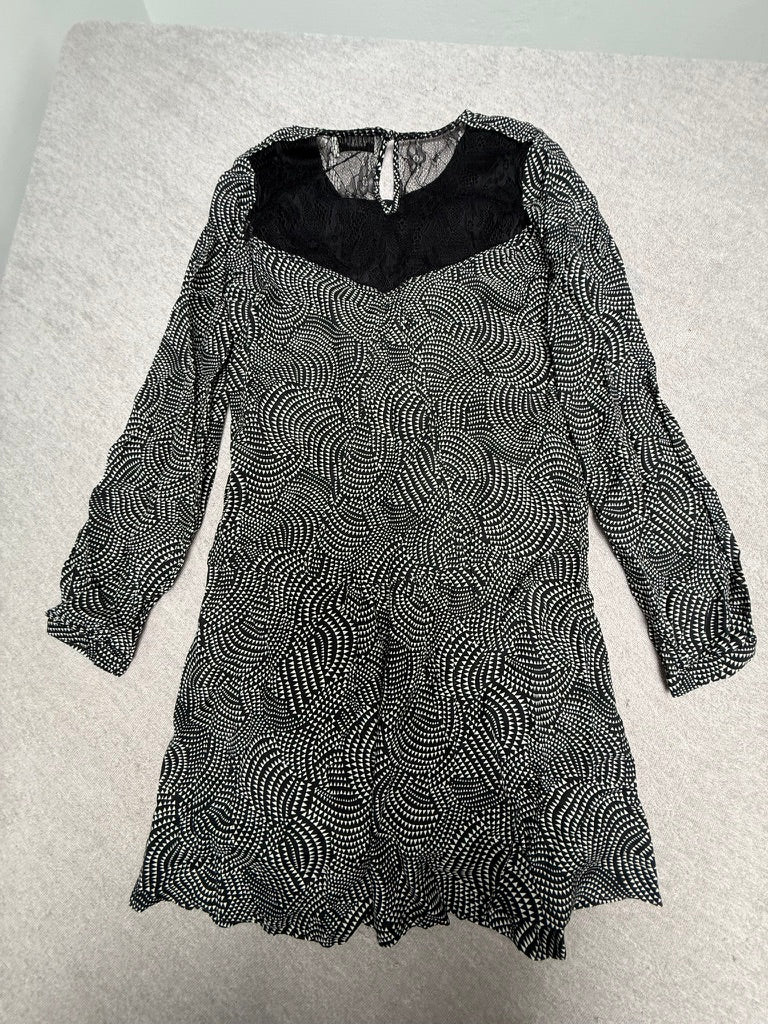 Essentiel Antwerp Zijden Jurk Maat 36 – Zwart-Witte Printjurk met Kantdetail en Lange Mouwen