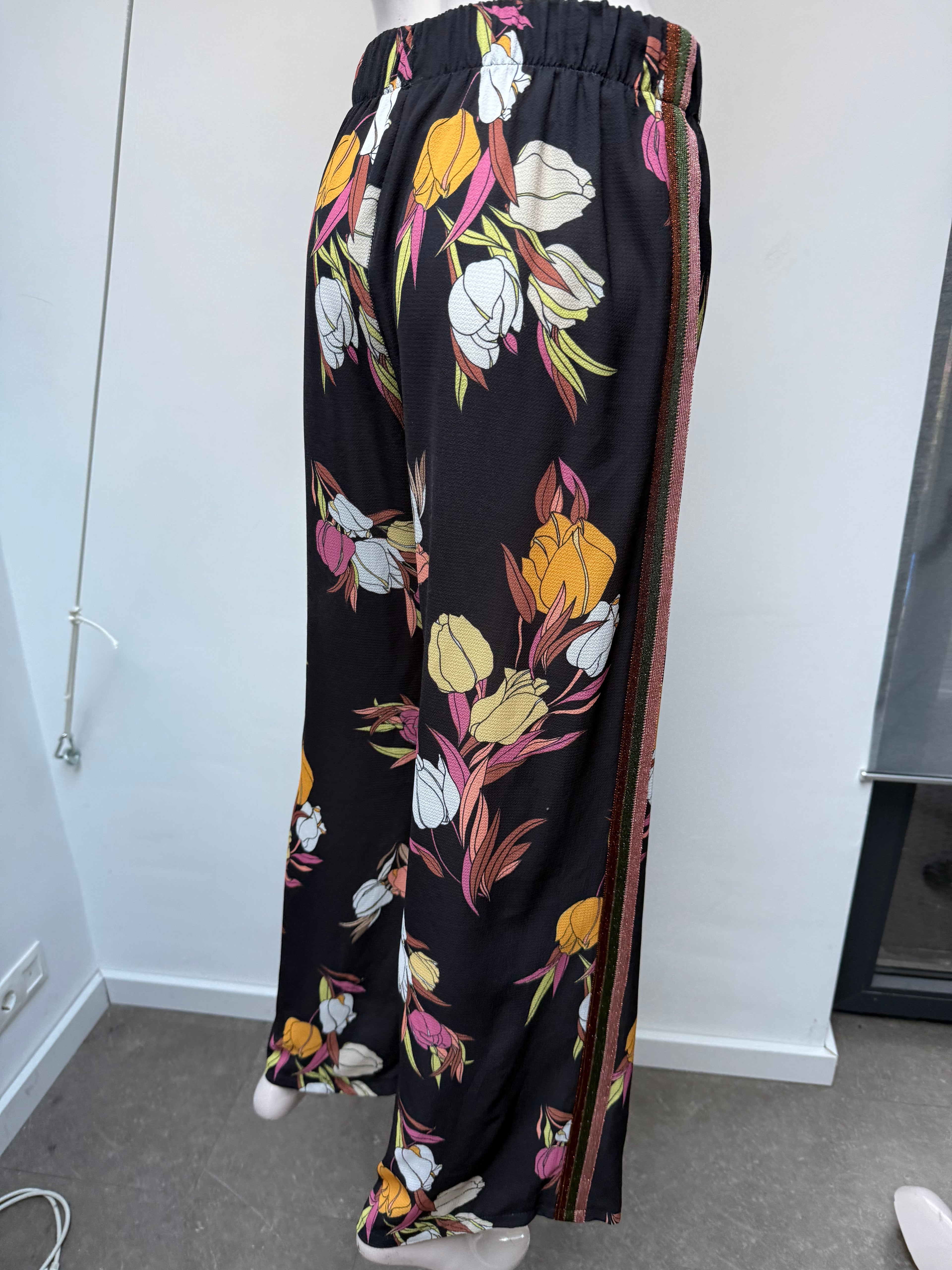 Rinascimento losse broek met bloemen maat L