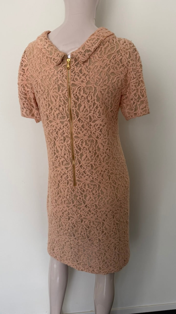 Moschino - Jurk - roze, kant, sierkraag met broche - maat L