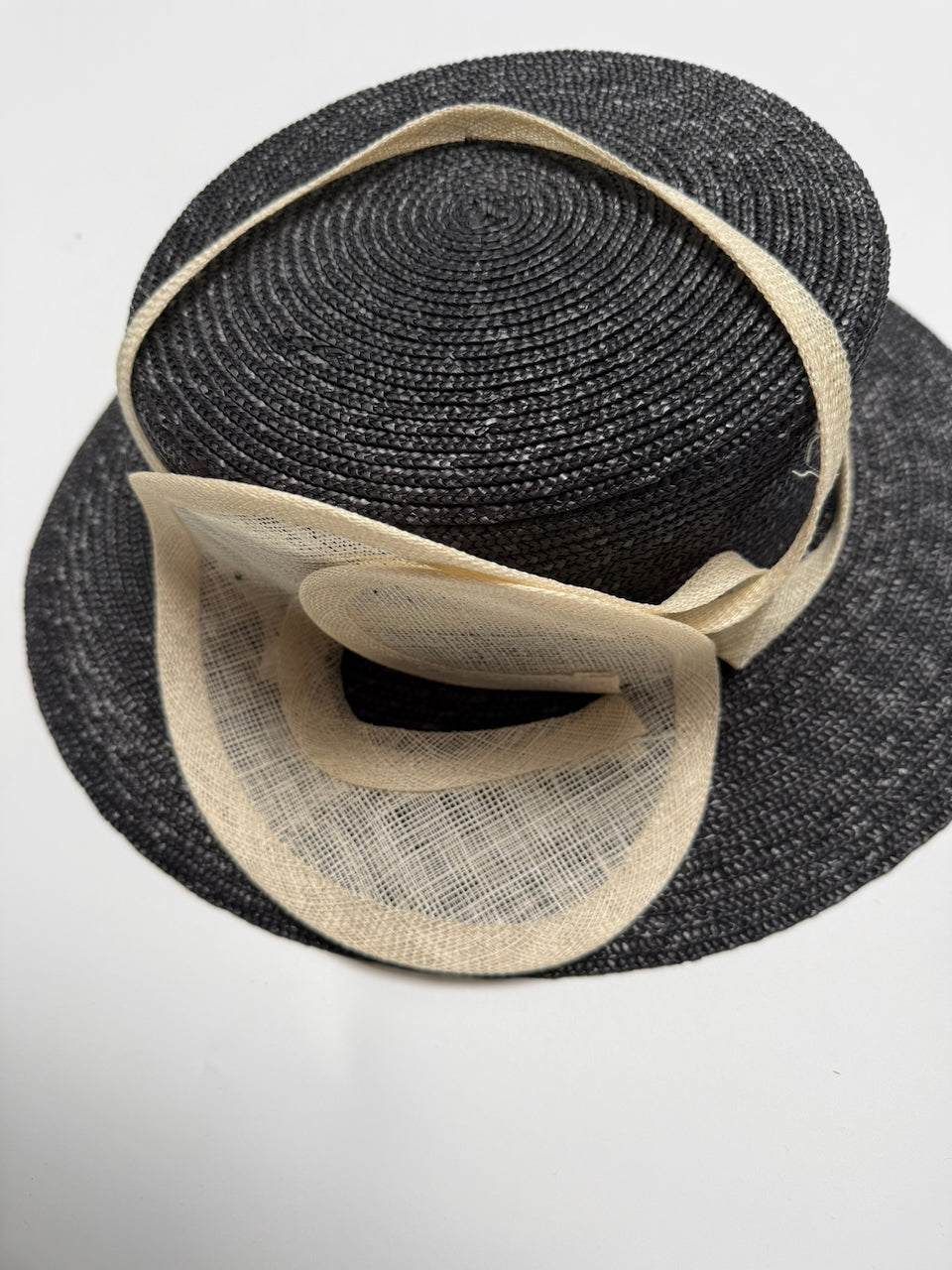 Elegante zwarte hoed met crème detail – perfecte gelegenheidshoed