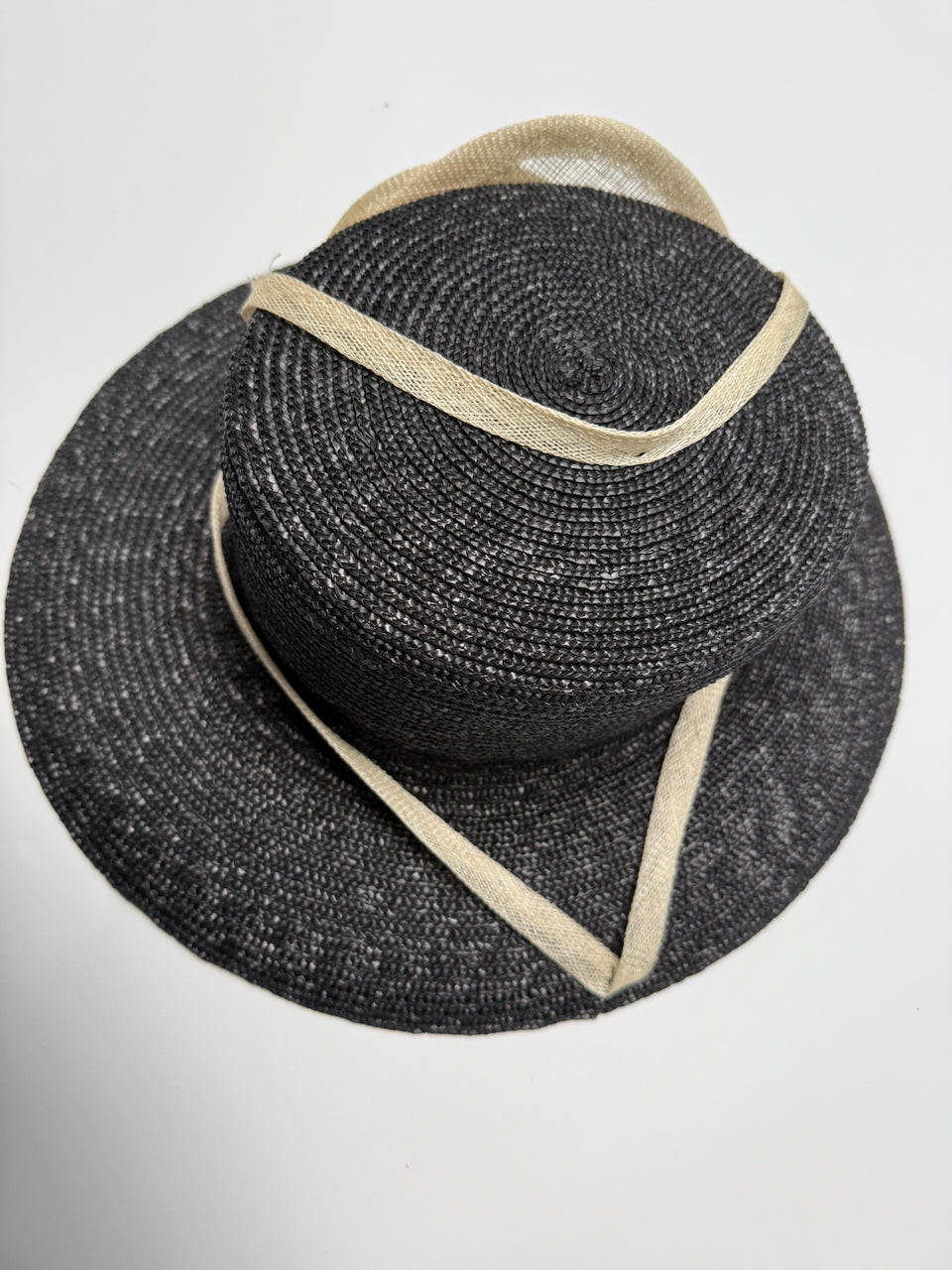 Elegante zwarte hoed met crème detail – perfecte gelegenheidshoed