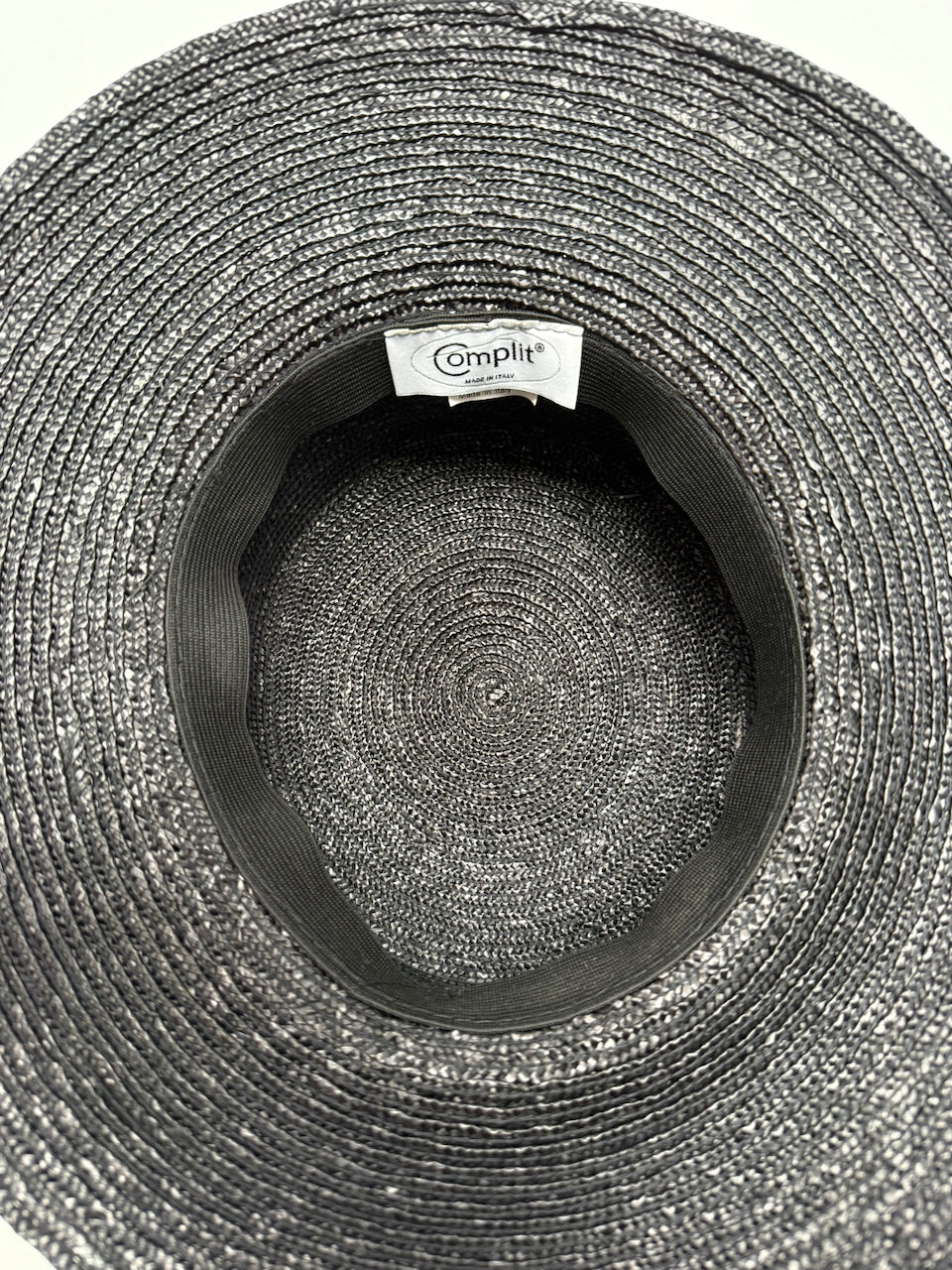 Elegante zwarte hoed met crème detail – perfecte gelegenheidshoed