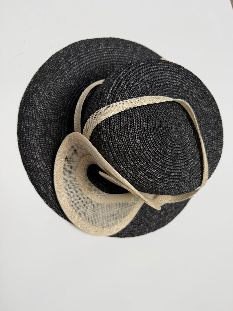 Elegante zwarte hoed met crème detail – perfecte gelegenheidshoed