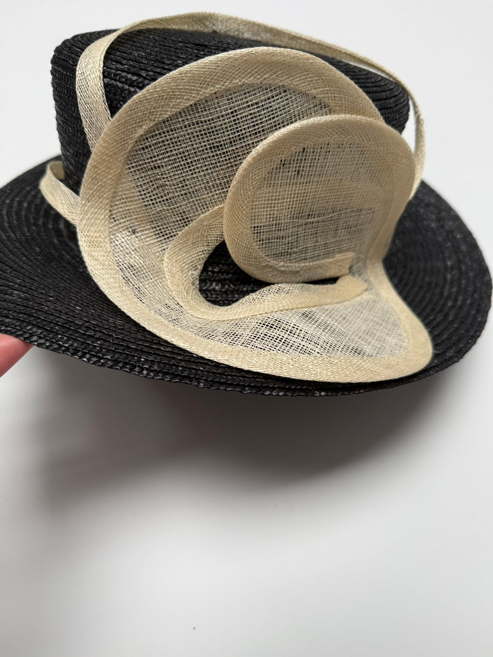 Elegante zwarte hoed met crème detail – perfecte gelegenheidshoed