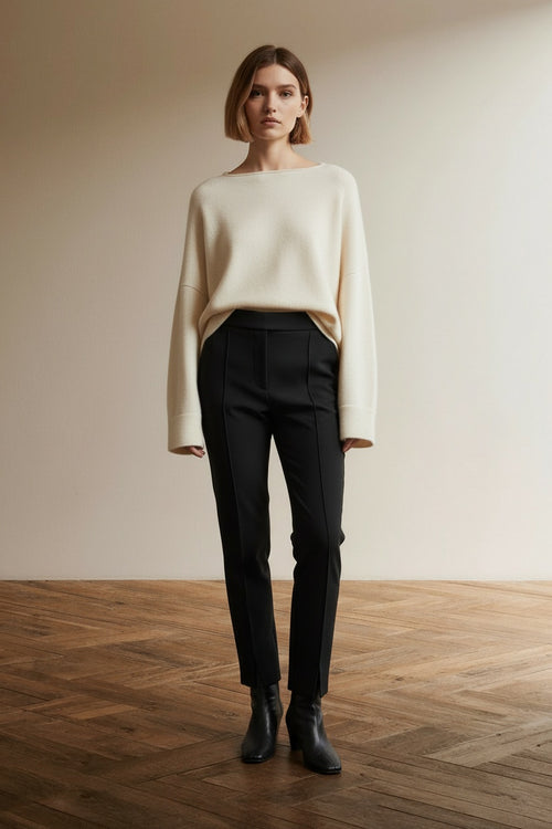 Full body view of the model wearing Chiara Boni Pantalon maat 36 (It 42) Zwart