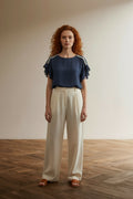Full body view of the model wearing Amelie & Amelie Top maat M blauw