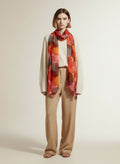 Full body view of the model wearing WAX Sjaal maat Oranje/Roze/Paars (multicolor)