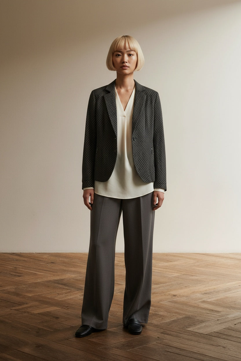 Full body view of the model wearing ANDCOWOMAN Colbert maat M zwart