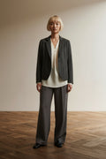 Full body view of the model wearing ANDCOWOMAN Colbert maat M zwart