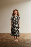 Full body view of the model wearing Studio Anneloes Leopard Jurk Maat L – Travelstof Jurk met Luipaardprint in Beige, Zwart en Taupe