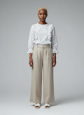 Full body view of the model wearing Essentiel Antwerp witte blouse maat 38