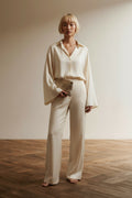 Full body view of the model wearing Mandoline crossbody Tas Goudbrons
