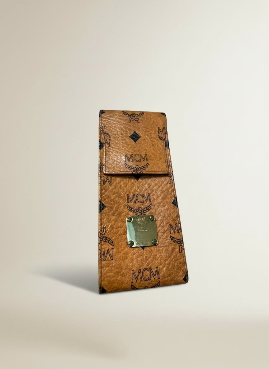 Lay-flat product shot of MCM Pennenmapje Bruin met zwart bedrukt logo patroon