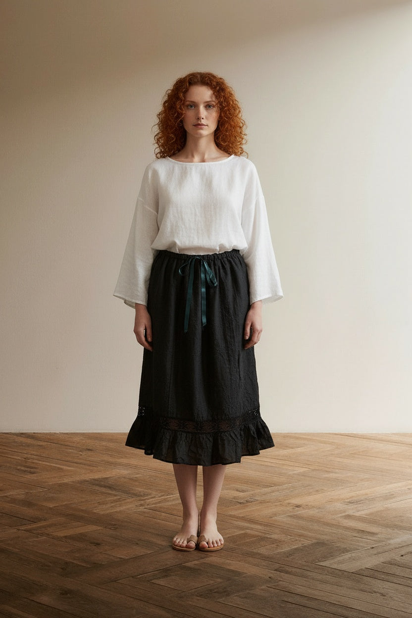 Full body view of the model wearing Sandro Rok maat M zwart