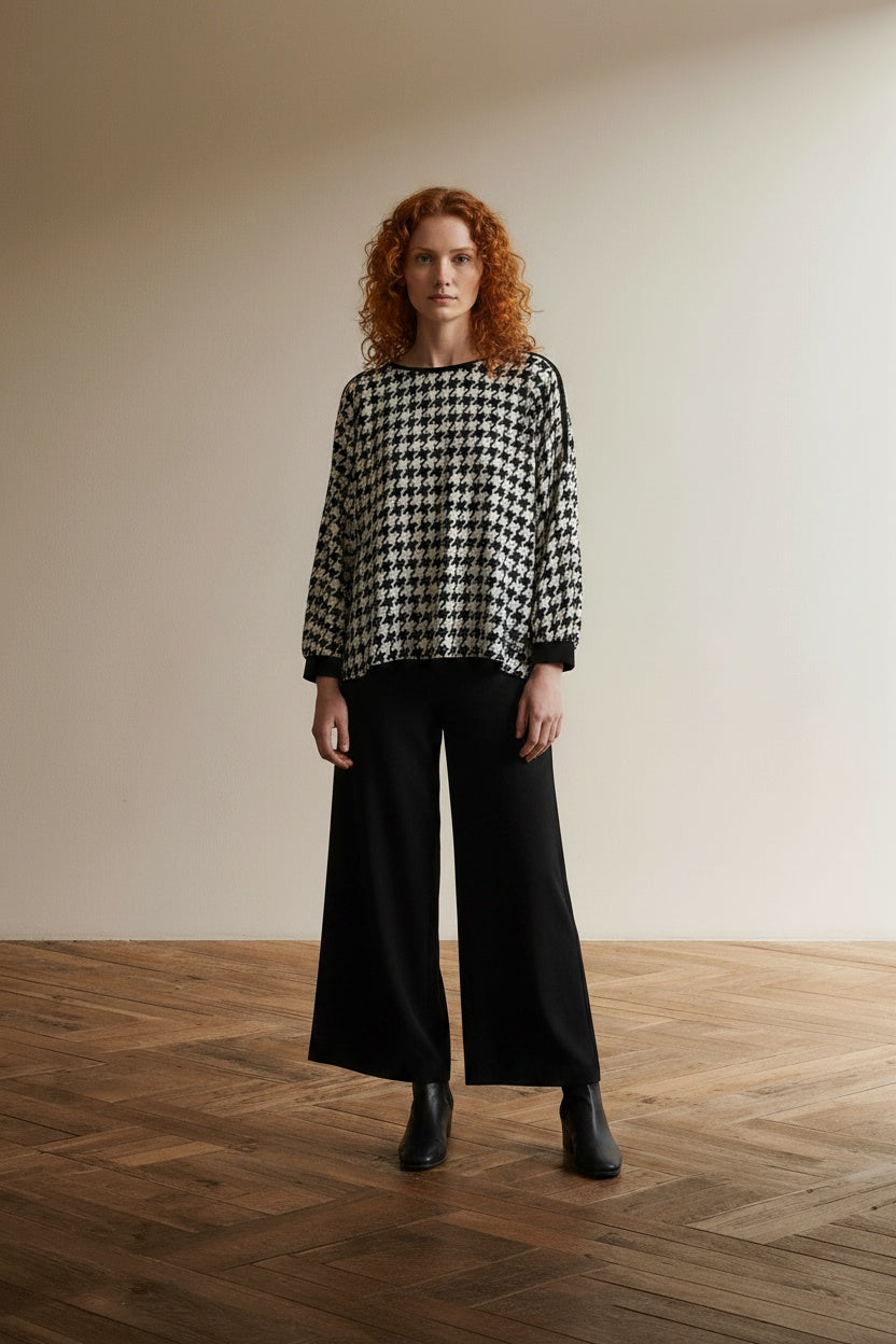 Full body view of the model wearing Monari Top maat 42 zwart/wit