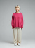 Full body view of the model wearing Essentiel Antwerp roze trui maat XS