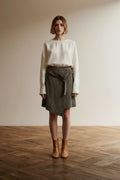 Full body view of the model wearing Pauw Rok maat M Grijs