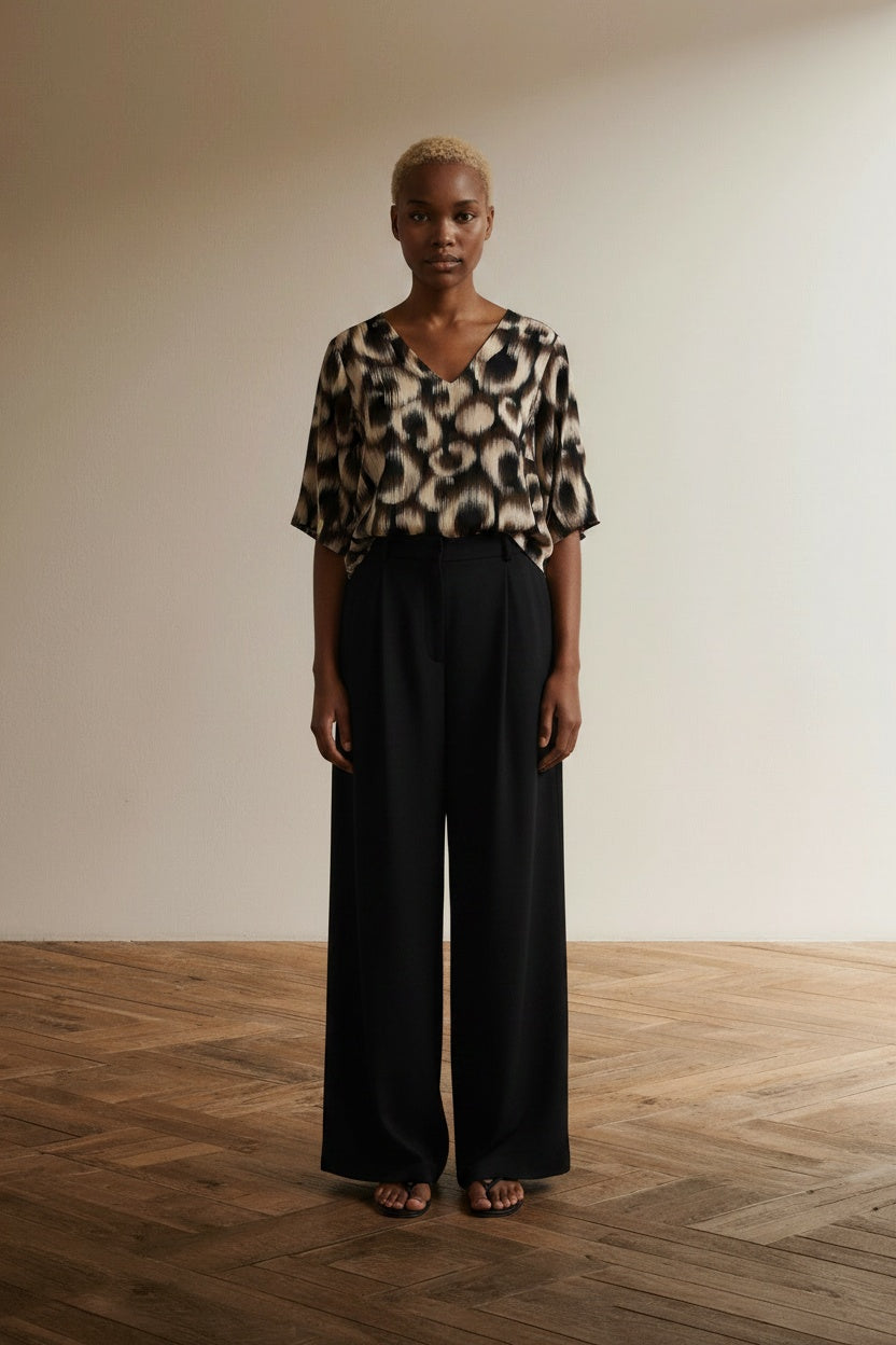 Full body view of the model wearing Mayerline Blouse maat 44 Beige, zwart en bruin