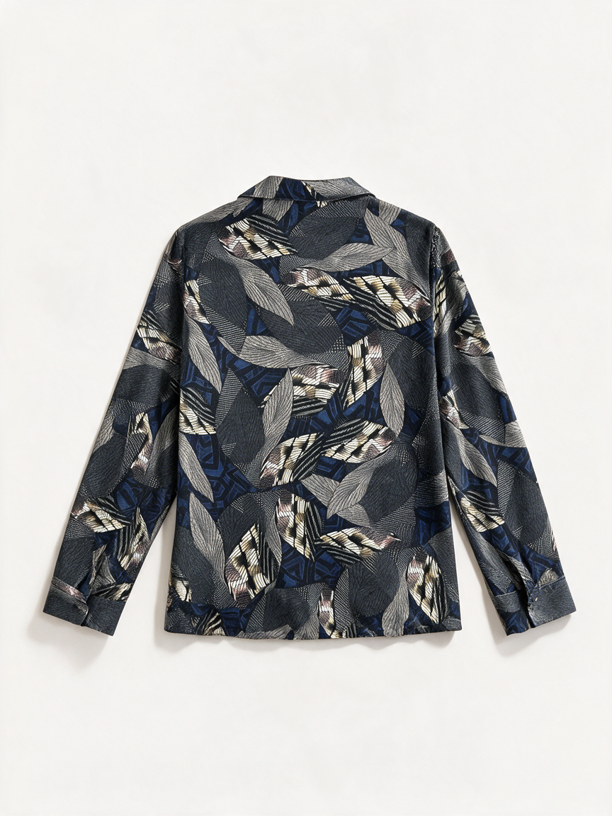 Meerkleurige blouse met all-over grafische print en striksluiting bij de hals, achterkant liggend