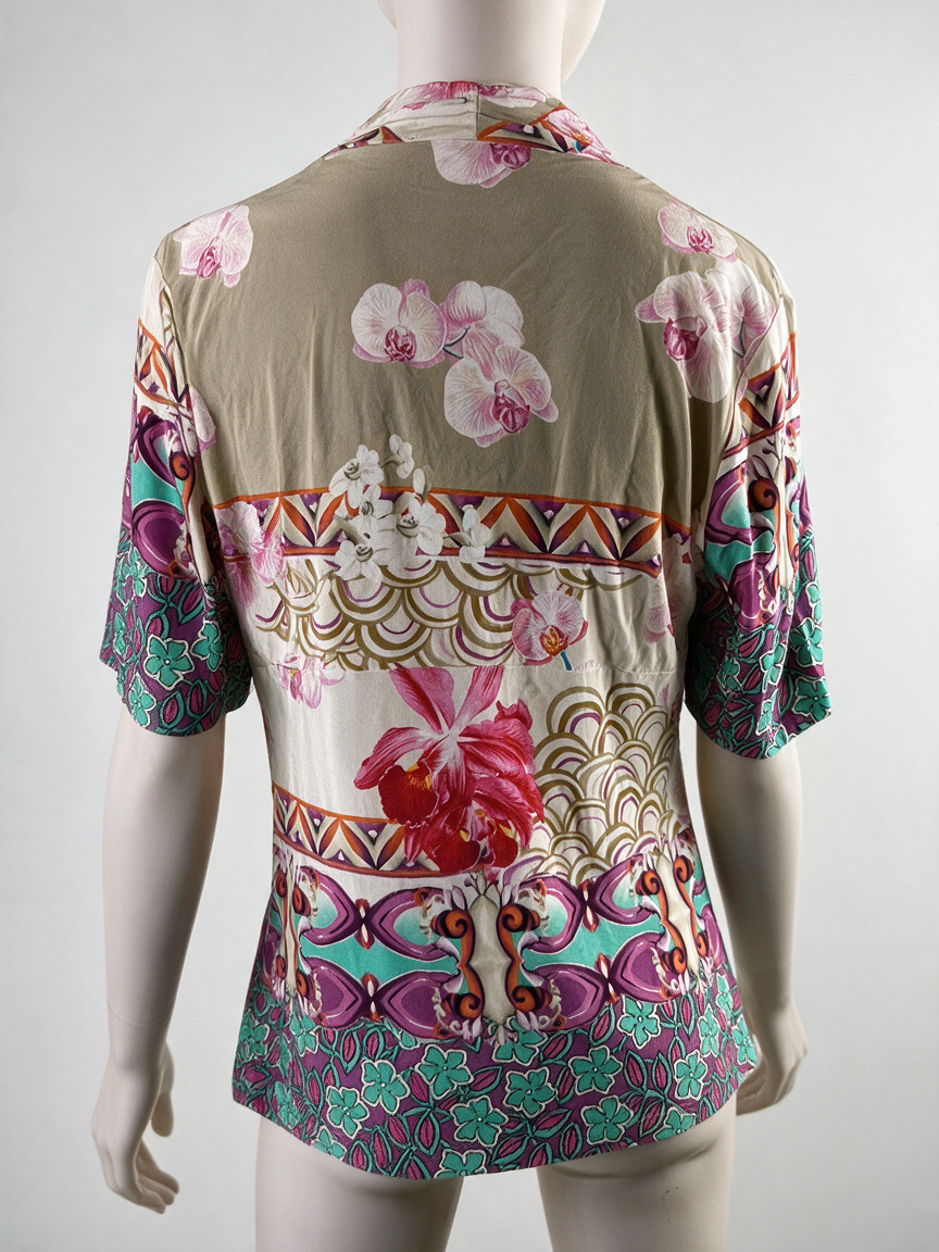 Beige wijdvallende top met kleurrijke bloemenprint en geometrische banen, achterkant op paspop