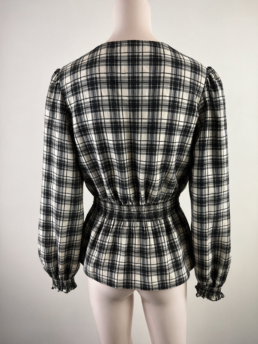 Zwart-wit geruite blouse met lichtgele accenten van Cotton Club, achterkant op paspop