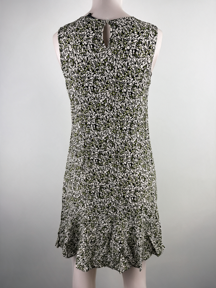 Groene mouwloze jurk met zwart-witte abstracte print en ruchezoom, achterkant op paspop