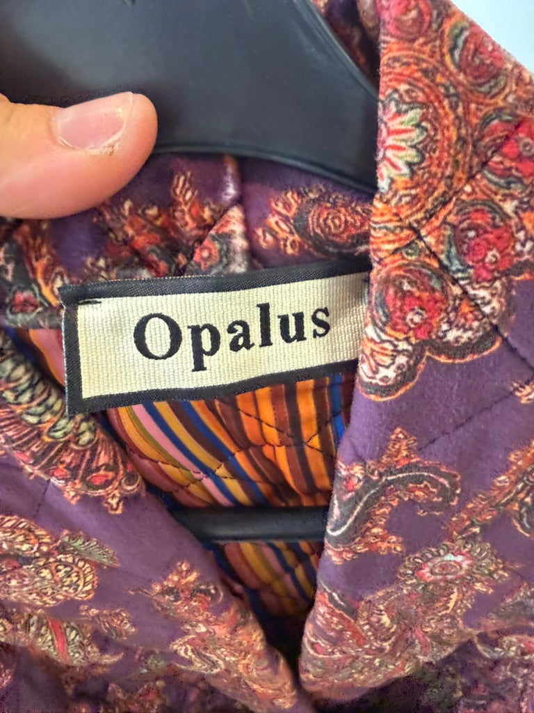 Donkerpaars gewatteerd vest met paisleyprint en ceintuur van Opalus, detailfoto
