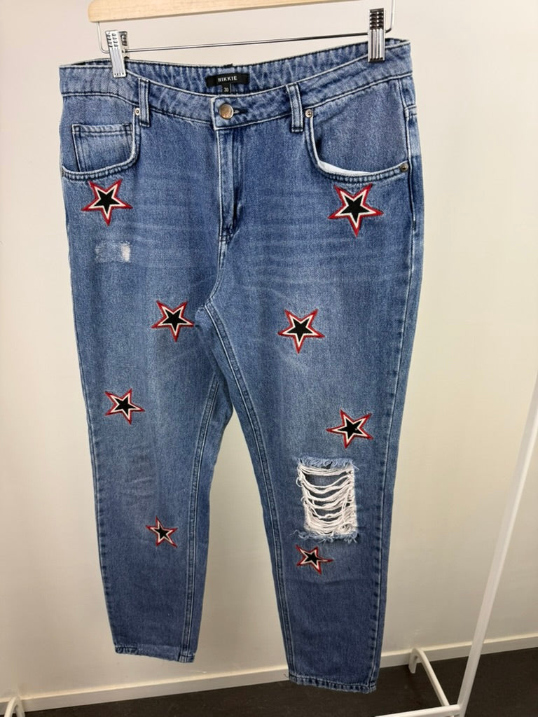 NIKKIE - Broek - blauwe denim, sterrenapplicaties, ripped detail - maat 30
