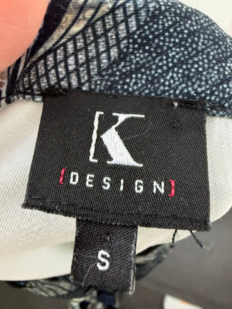 Meerkleurige blouse met all-over grafische print en striksluiting bij de hals, detailfoto