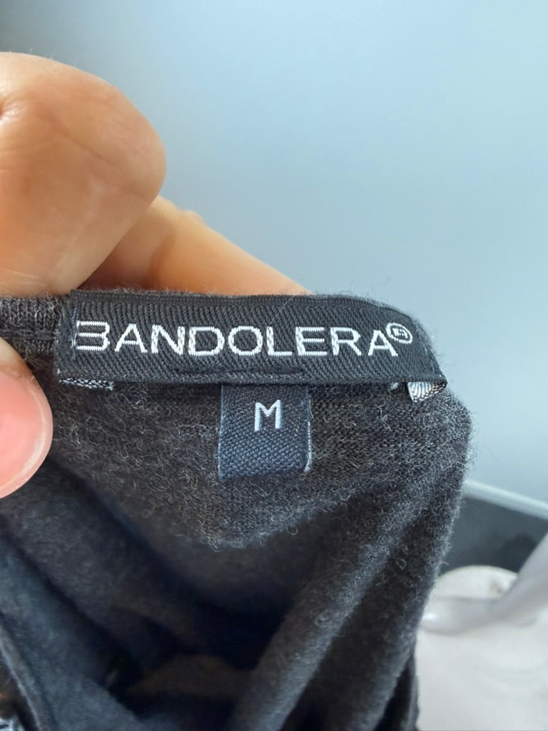 Donkergrijze trui van Bandolera met ruches en stroken, detailfoto