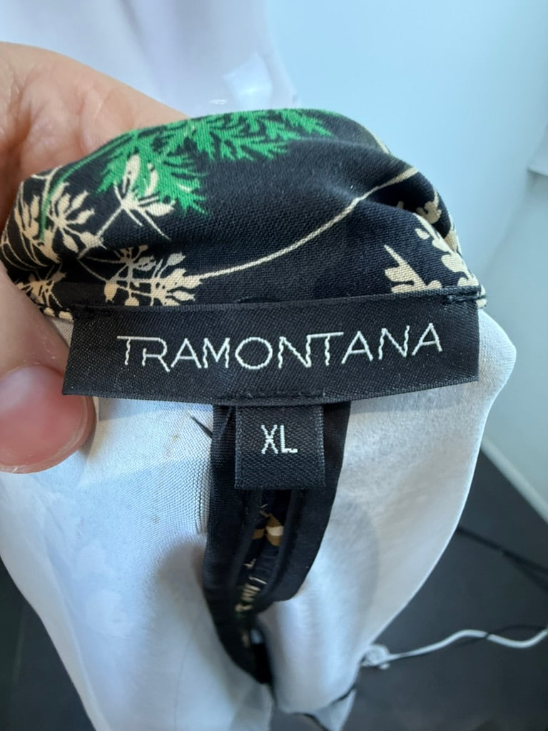 Zwarte blazer met botanisch dessin van Tramontana, detailfoto