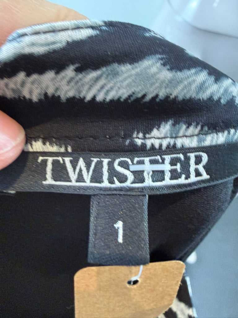 Zwarte rechtvallende TWISTER jurk met zebraprint V-hals en driekwart mouwen, detailfoto