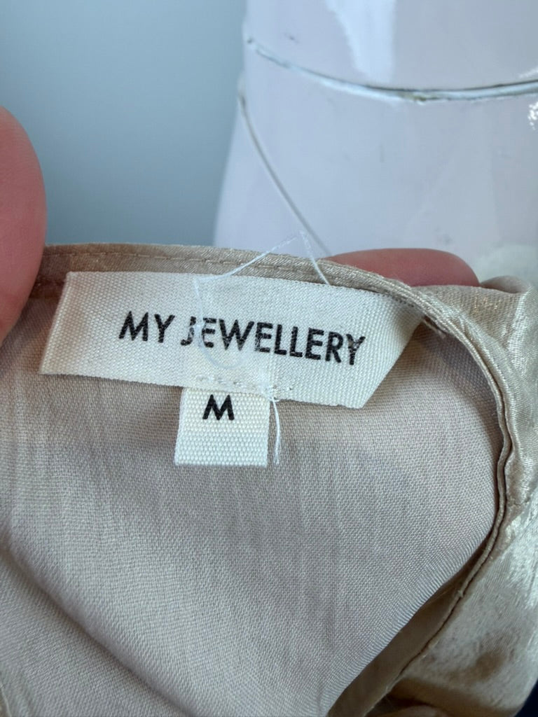 Licht goudkleurige mouwloze top met metallic glans van My Jewellery, detailfoto