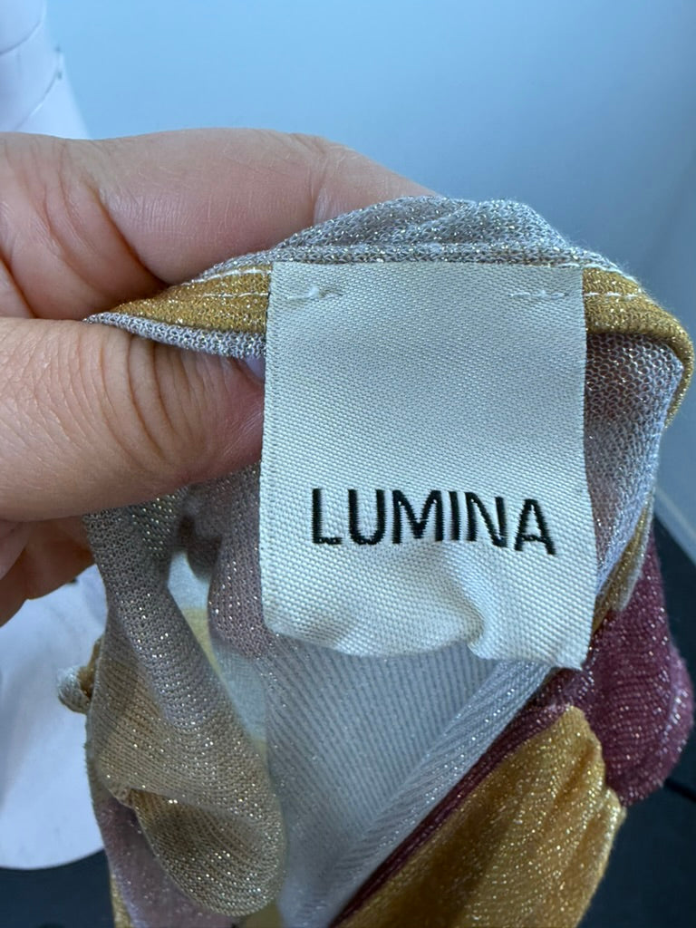 Mouwloze LUMINA maxi-jurk met kleurvlakken in mosterdgeel, bordeaux en lichtgrijs, detailfoto