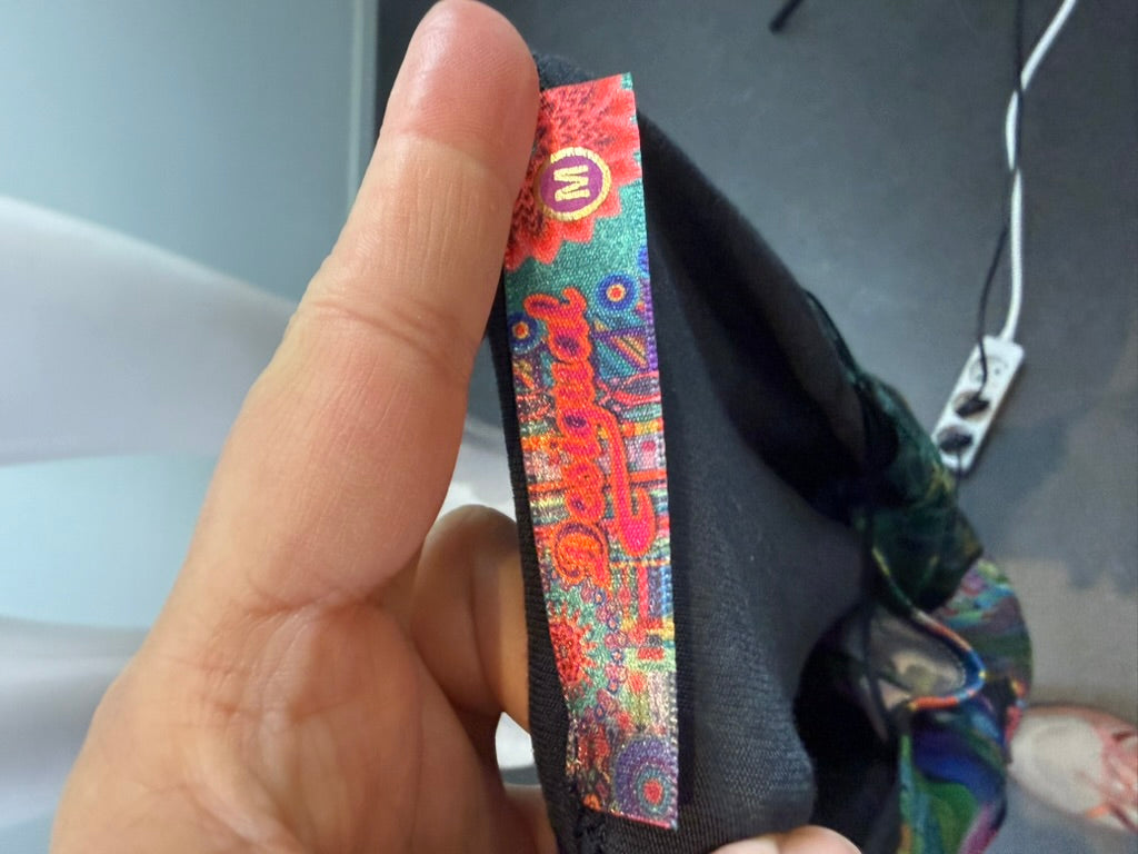 Meerkleurige Desigual jurk met patchworkprint en korte mouwen, detailfoto