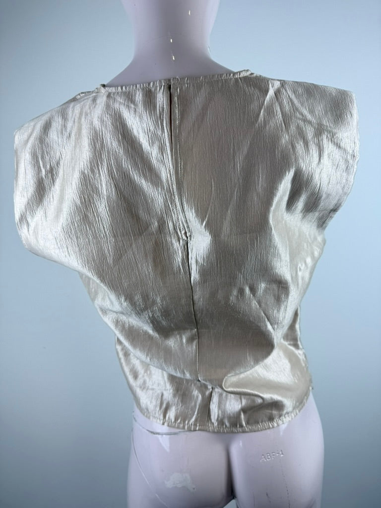 Licht goudkleurige mouwloze top met metallic glans van My Jewellery, detailfoto