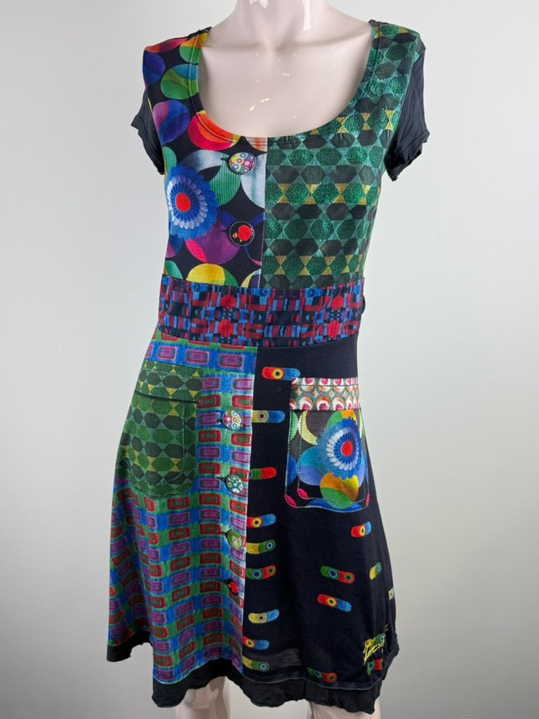 Meerkleurige Desigual jurk met patchworkprint en korte mouwen, detailfoto