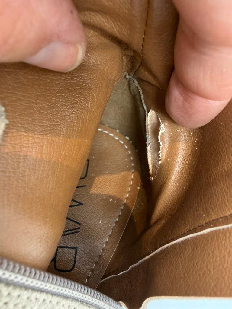 DWARS - Enkellaarsjes - beige, suède look, lage houten hak - maat 39