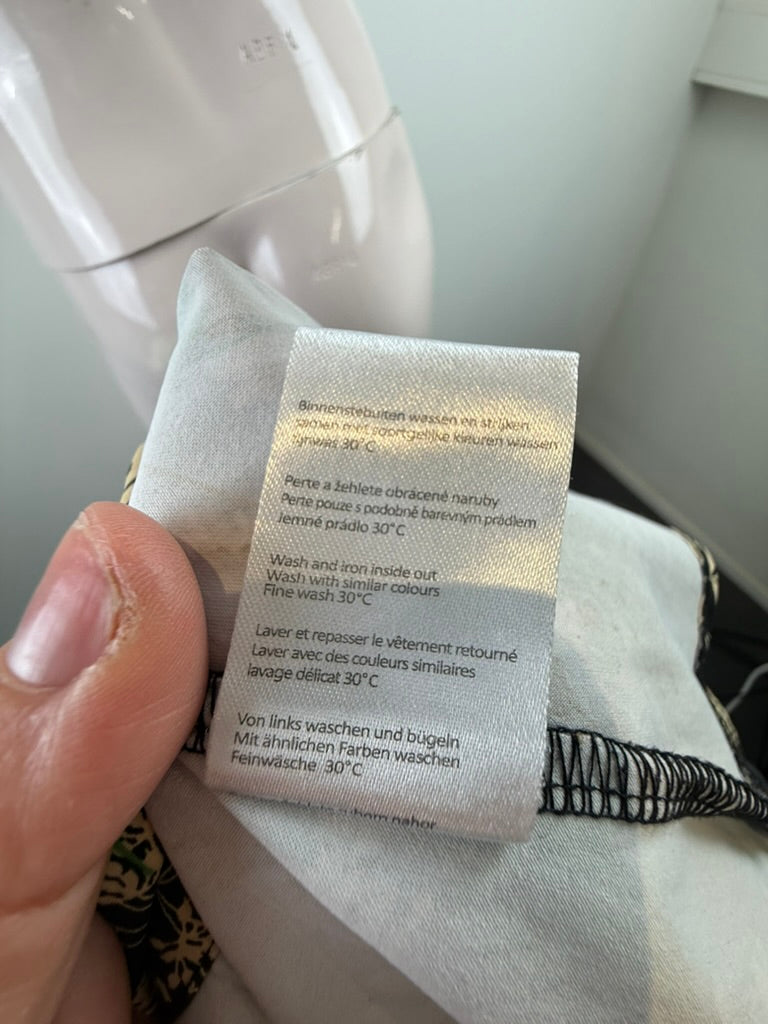 Zwarte blazer met botanisch dessin van Tramontana, detailfoto