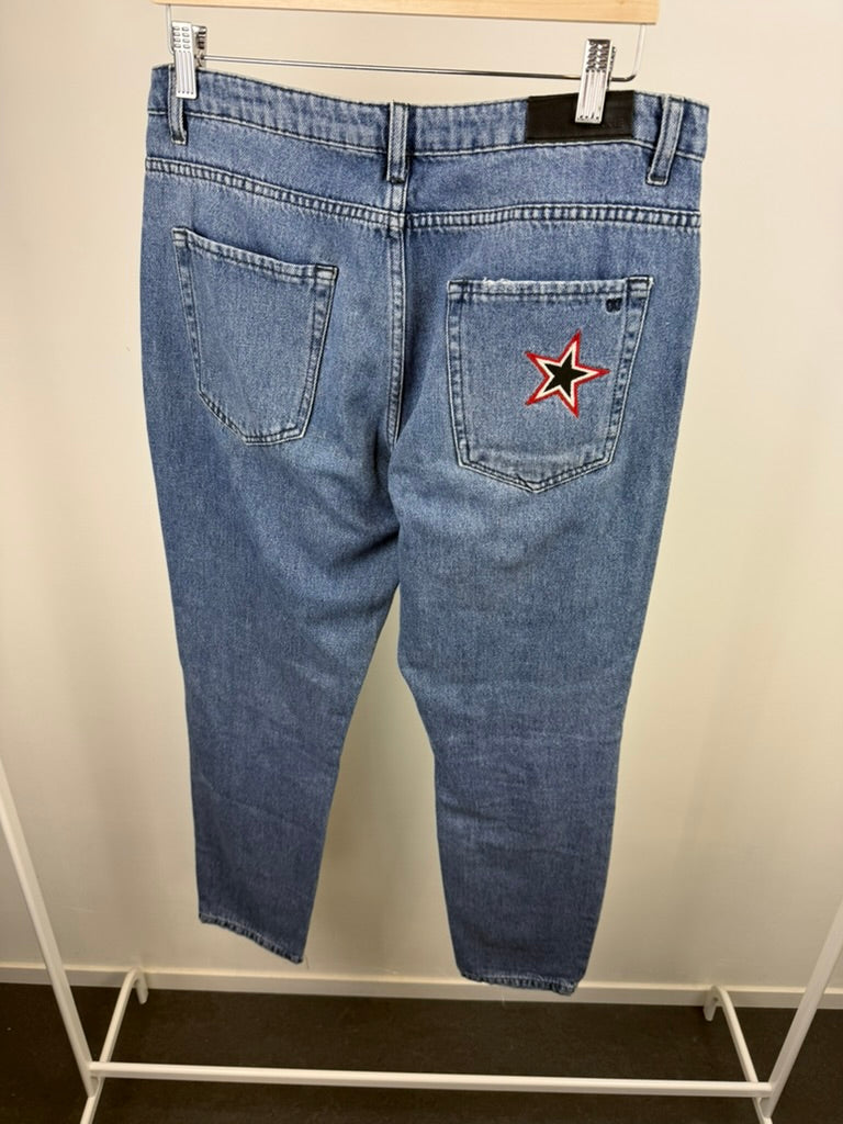 NIKKIE - Broek - blauwe denim, sterrenapplicaties, ripped detail - maat 30