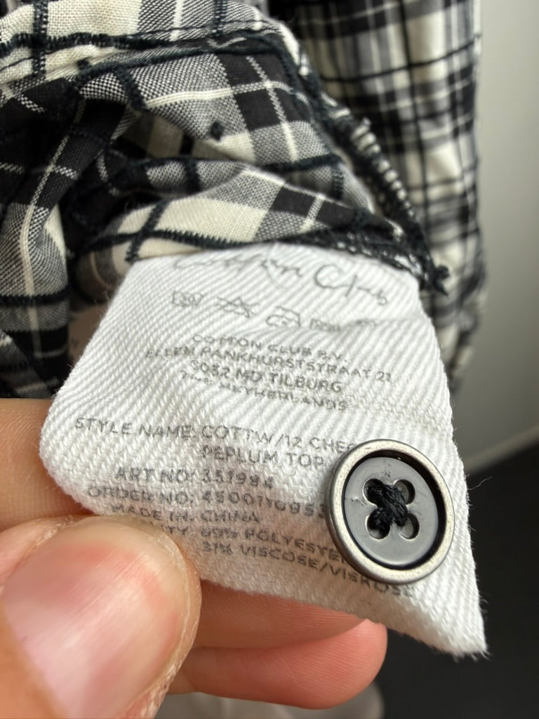 Zwart-wit geruite blouse met lichtgele accenten van Cotton Club, detailfoto