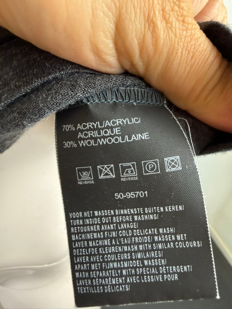 Donkergrijze trui van Bandolera met ruches en stroken, detailfoto