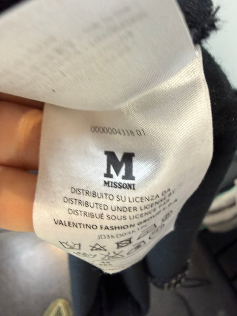 Zwart-witte mouwloze Missoni jurk met grafisch patroon en zwarte zijpanelen, detailfoto