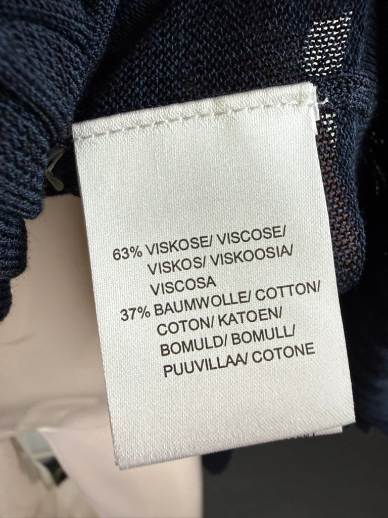Donkerblauw vest van Uta Raasch met ronde hals en knopen, detailfoto