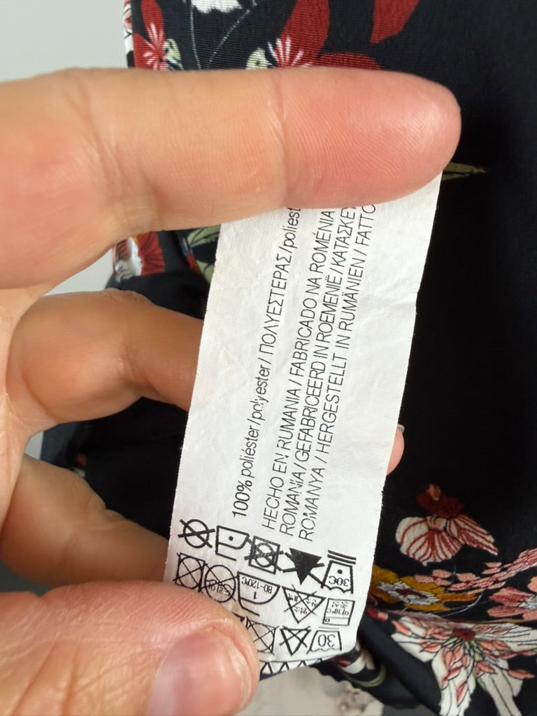 Zwarte A-lijn jurk met kleurrijke bloemenprint van Pull&Bear, detailfoto