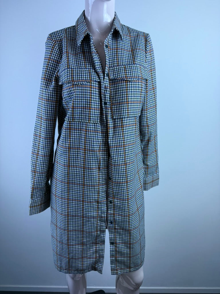 Geruite knielange overhemdjurk van Another-Label in blauw, wit, geel en bruin, detailfoto
